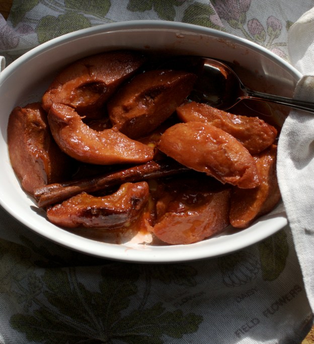 Baked quince with cinn